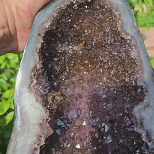 Amethyst Druse – Geode - 48x26x21cm und 19,2kg – Steinwelten OG - Nr. 190, a unique piece ideal for elegant interiors and meditation.