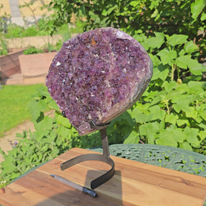Amethyst Druse Amethyst Geode in Herzform mit Metallsockel 33x28x15cm - NR-16 auf stabiler Halterung im Freien.