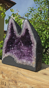Amethyst Druse – Geode - 45x40x20cm und 36,8kg – Steinwelten OG - Nr. 145 showcased outdoors in natural light