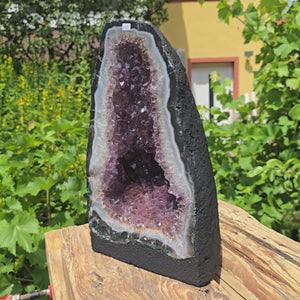 Amethyst Druse – Geode - 34x20x14cm und 11kg – Steinwelten OG - Nr. 242 displayed outdoors showcasing a unique and beautiful structure.