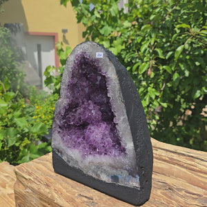 Amethyst Druse – Geode - 25x20x12cm und 7kg – Steinwelten OG - Nr. 257 showcasing its unique crystal structure outdoors.