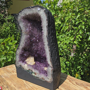 Amethyst Druse – Geode - 49x32x21cm und 35,4kg – Steinwelten OG - Nr. 25, an elegant gemstone display for interior design.
