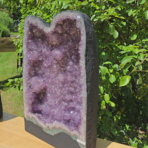 Amethystdrusen Paar 1A - 108 kg - Höhe 59cm - Harmonie und Entspannung - UNIKAT 372 on display outdoors