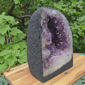 Amethyst Druse – Geode - 25x16x16cm und 10kg – Steinwelten OG - Nr. 366 mit hellvioletten Kristallen.