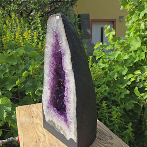 Amethyst Druse – Geode - 47x24x18cm und 21,4kg – Steinwelten OG - Nr. 196 displayed outdoors on a wooden surface
