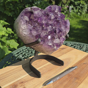Amethyst Druse Amethyst Geode in Herzform mit Metallsockel 21x19x12cm - NR-20 auf stabiler Halterung, violette Kristallstruktur.