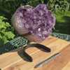Amethyst Druse Amethyst Geode in Herzform mit Metallsockel 21x19x12cm - NR-20 auf stabiler Halterung, violette Kristallstruktur.