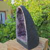 Amethyst Druse – Geode - 39x22x20cm und 14,4kg – Steinwelten OG - Nr. 220 displayed in a garden setting