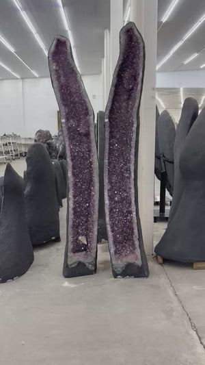Amethyst Drusen - 2,75m Höhe - Geode Paar – Nr. 499/500 in einem modernen Ausstellungsraum.