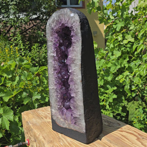 Amethyst Druse – Geode - 50x21x19cm und 25kg – Steinwelten OG - Nr. 47 displayed outdoors on wooden table