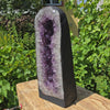 Amethyst Druse – Geode - 50x21x19cm und 25kg – Steinwelten OG - Nr. 47 displayed outdoors on wooden table