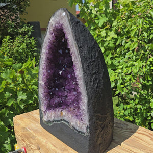 Amethyst Druse – Geode - 47x33x23cm und 34,2kg showcased in natural light, ideal for stylish interiors and meditation spaces.