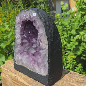 Amethyst Druse – Geode - 25x20x14cm und 8,6kg – Steinwelten OG - Nr. 281 in natural setting showcasing unique crystal formation.