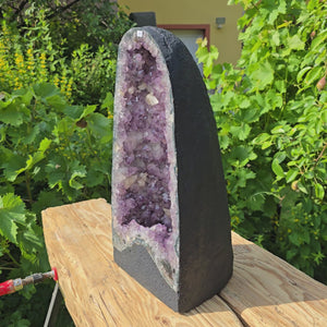 Amethyst Druse – Geode - 44x22x19cm und 16,4kg – Steinwelten OG - Nr. 193 displayed on wooden surface outdoors