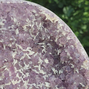 Amethyst Druse Amethyst Geode in Herzform mit Metallsockel 40x34x12cm - NR-26, Detailaufnahme der kristallenen Oberfläche.