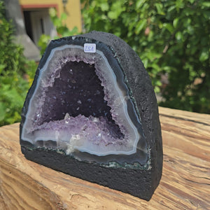 Amethyst Druse – Geode - 16x18x13cm und 4,2kg – Steinwelten OG - Nr. 251 in a natural setting