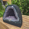 Amethyst Druse – Geode - 16x18x13cm und 4,2kg – Steinwelten OG - Nr. 251 in a natural setting