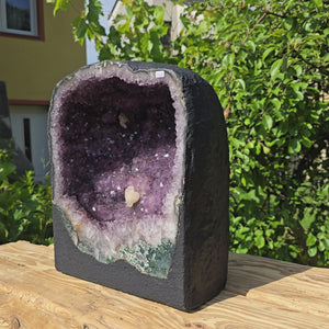 Amethyst Druse – Geode - 36x30x21cm und 27,6kg – Steinwelten OG - Nr. 158 on a wooden table outdoors.