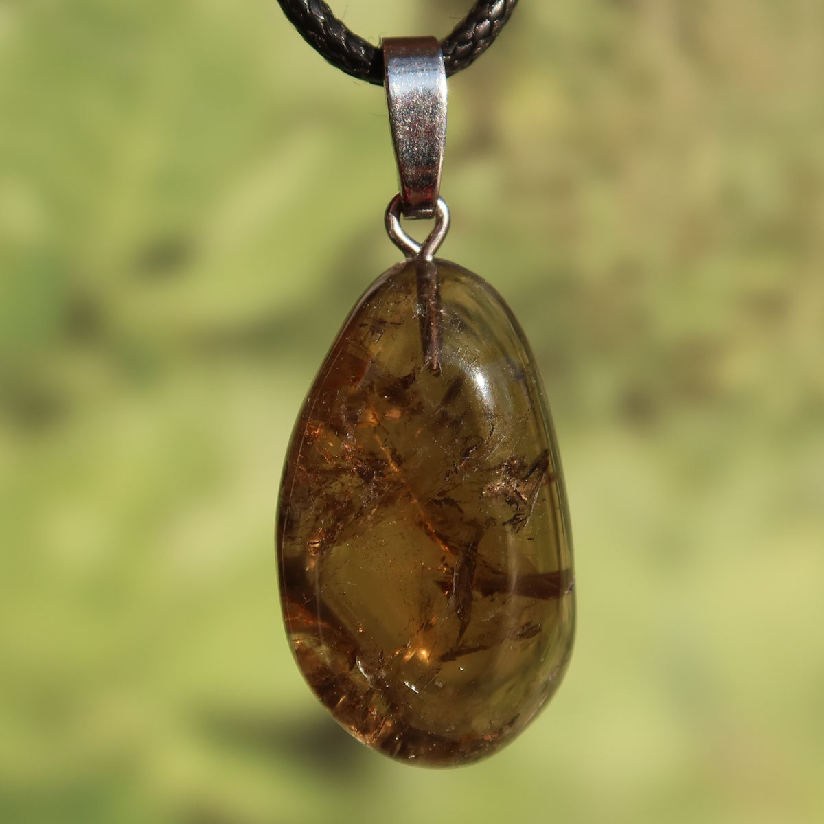 Rauchquarz Anhänger - Anti Stress Stein - Nr. 28 mit natürlicher Farbstruktur und Silberöse am Halsband.