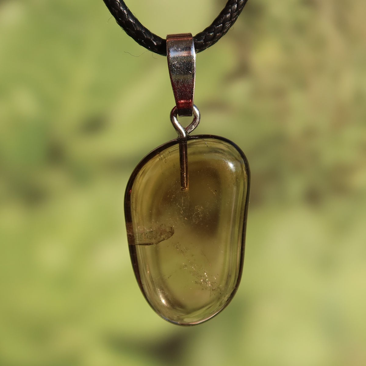 Rauchquarz Anhänger - Anti Stress Stein - Nr. 23 mit natürlicher Farbstruktur und Silberöse auf Leinenhalsband.