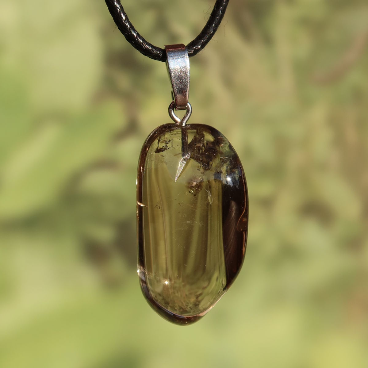 Rauchquarz Anhänger - Anti Stress Stein - Nr. 8 mit natürlicher Tiefe und Silberöse, einzigartig in Form und Farbe.