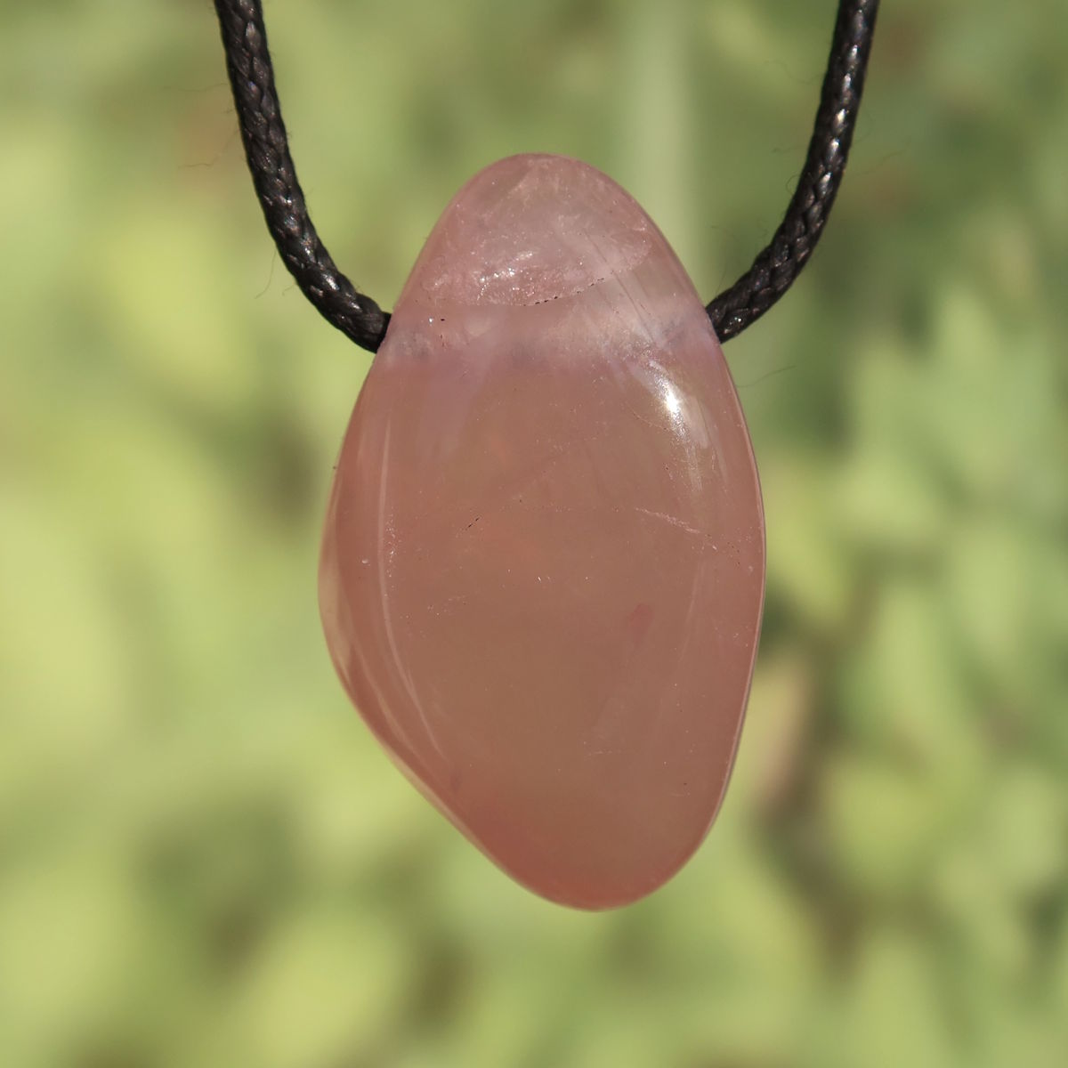 Rosenquarz gebohrt - Harmonie und Geborgenheit - Nr. 15, eleganter Anhänger in sanftem Rosé auf schwarzem Band