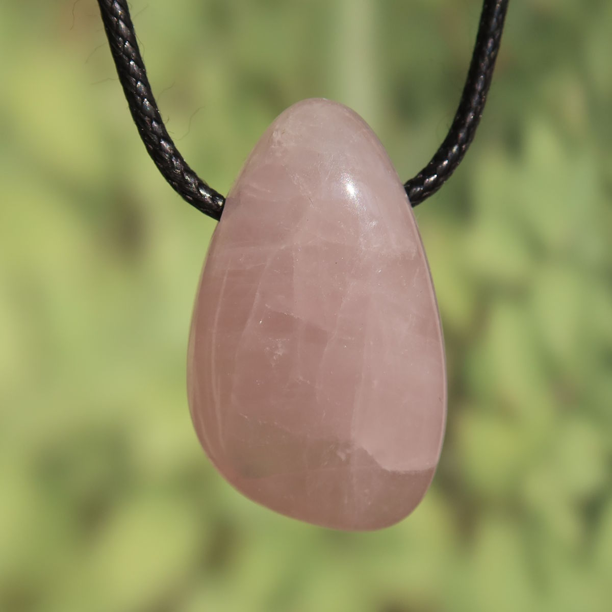 Rosenquarz gebohrt - Harmonie und Geborgenheit - Nr. 9 auf schwarzem Halsband, sanfte Ruhe und natürliche Leichtigkeit.