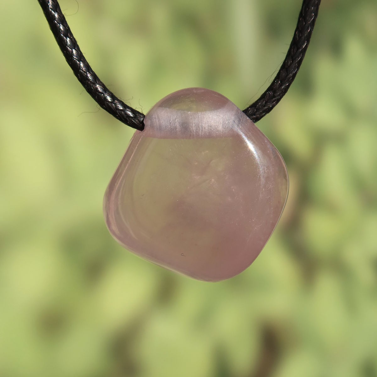 Rosenquarz gebohrt - Harmonie und Geborgenheit - Nr. 11. Sanfter rosa Anhänger auf schwarzem Halsband.