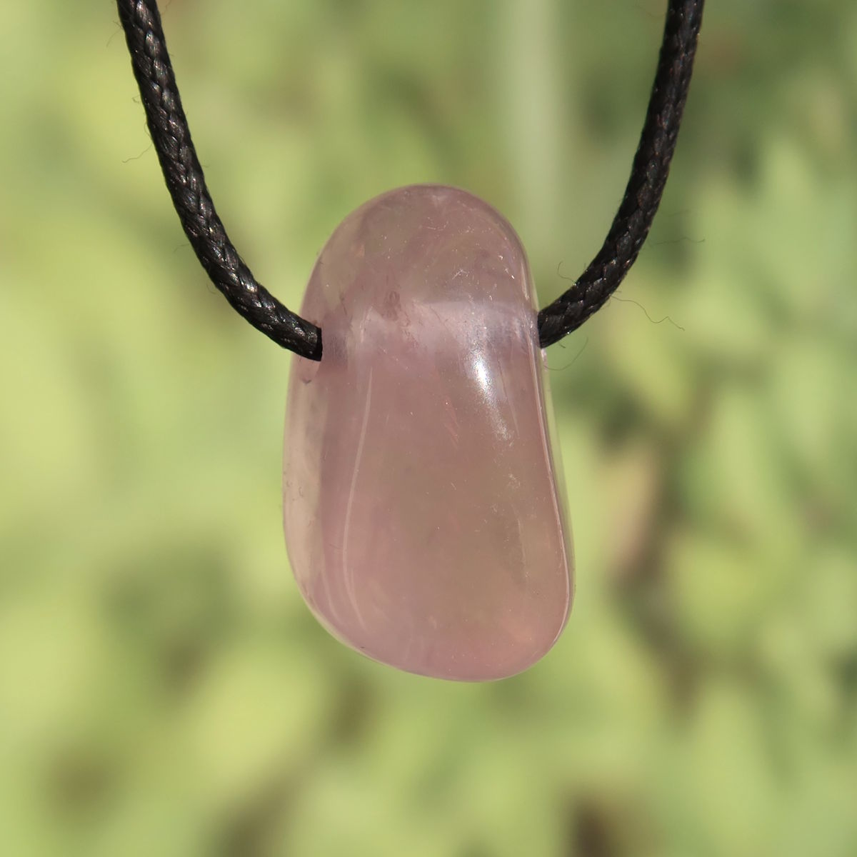 Rosenquarz gebohrt - Harmonie und Geborgenheit - Nr. 2, zarter Anhänger aus Rosenquarz an schwarzer Kette.