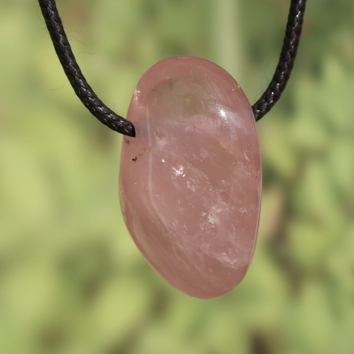 Rosenquarz gebohrt - Harmonie und Geborgenheit - Nr. 12, zarter rosa Anhänger mit natürlicher Ausstrahlung.