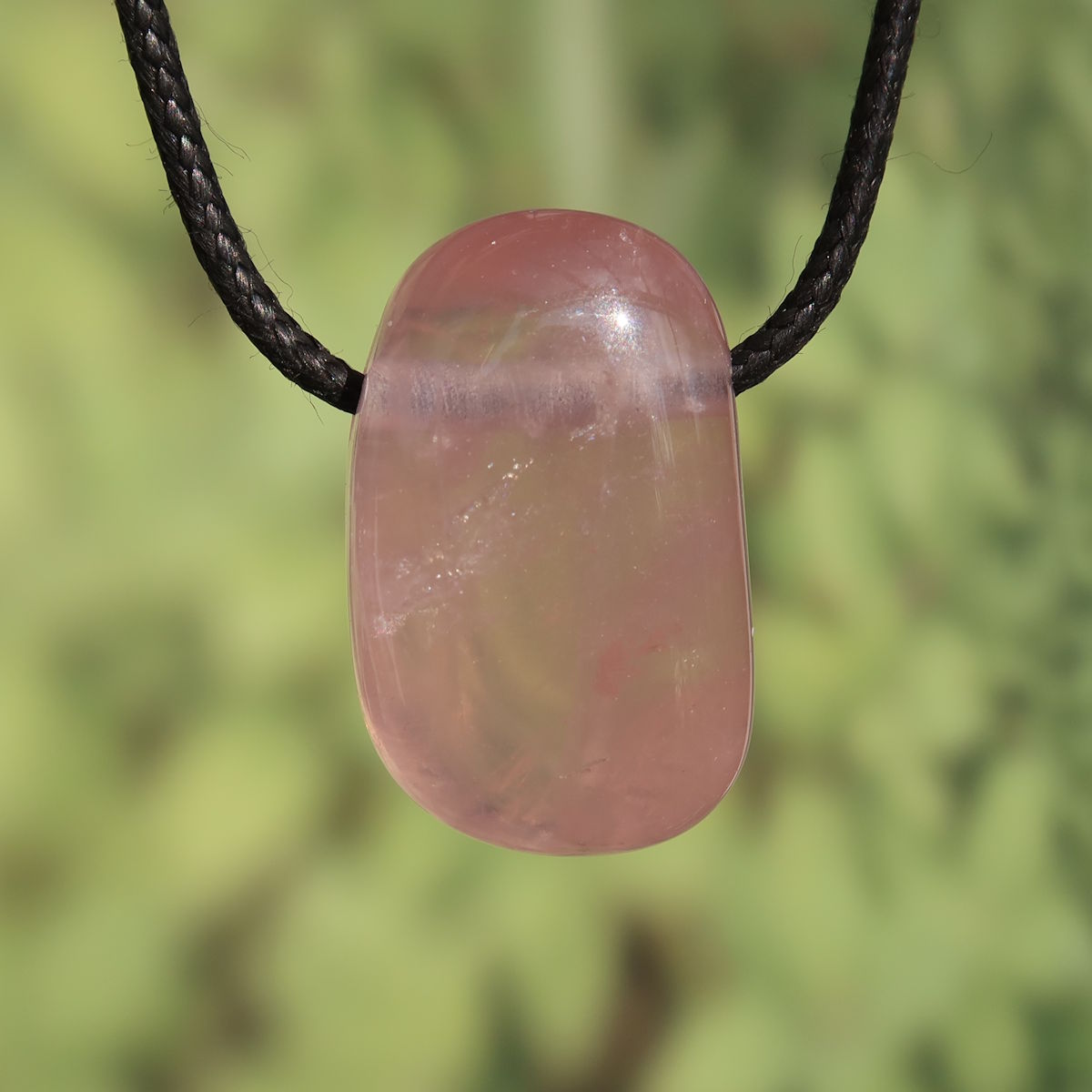 Rosenquarz gebohrt - Harmonie und Geborgenheit - Nr. 7 Anhänger auf schwarzer Schnur mit sanftem Rosé.