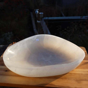 Selenit Schale XL - 28x25cm - Dekorative Ladeschale für Reinigung & Neuladen von Kristallen Nr.26 in natürlichem Licht
