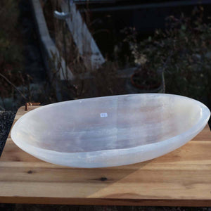 Selenit Schale XL - 35x18cm - Dekorative Ladeschale für Reinigung & Neuladen von Kristallen Nr.43 auf einem Tisch