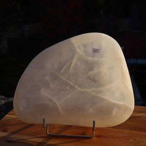 Selenit Schale XL - 22x17cm - Dekorative Ladeschale für Reinigung & Neuladen von Kristallen Nr.28, milchig-weißer Selenit auf Holzständer