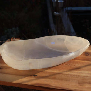Selenit Schale XL - 30x16cm - Dekorative Ladeschale für Reinigung & Neuladen von Kristallen Nr.29 auf Holzoberfläche