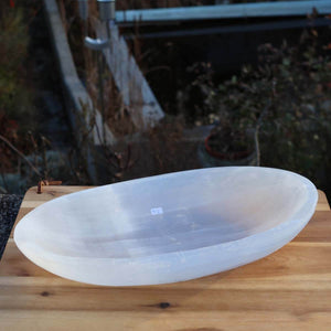 Selenit Schale XL - 34x18cm - Dekorative Ladeschale für Reinigung & Neuladen von Kristallen Nr.42 auf Holzuntergrund