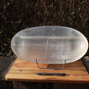 Selenit Schale XL - 39x20cm - Dekorative Ladeschale für Reinigung & Neuladen von Kristallen Nr.1, schimmernde Oberfläche auf Holzunterlage