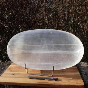 Selenit Schale XL - 39x20cm - Dekorative Ladeschale für Reinigung & Neuladen von Kristallen Nr.6, schimmernd auf Holzdisplay.