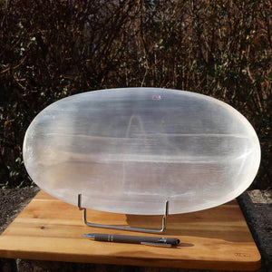 Selenit Schale XL - 39x20cm - Dekorative Ladeschale für Reinigung & Neuladen von Kristallen Nr.6 auf Holzunterlage im Freien