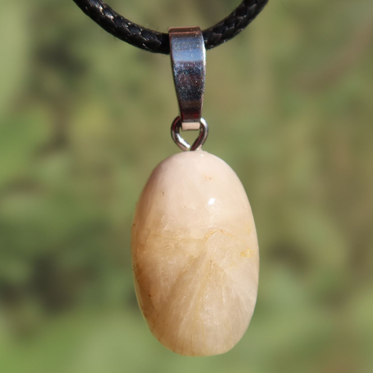Stilbit Anhänger - Leichtigkeit und Kreativität - Nr. 7, sanfter cremiger Farbton, an einem Halsband präsentiert.