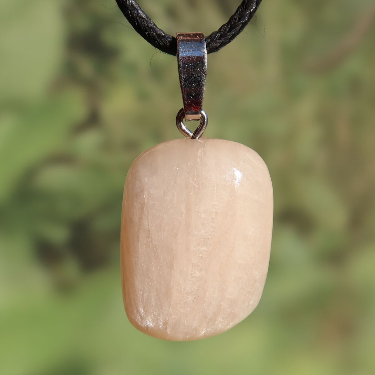 Stilbit Anhänger - Leichtigkeit und Kreativität - Nr. 1, sanfter beige Kristallanhänger mit feinen Strukturen.