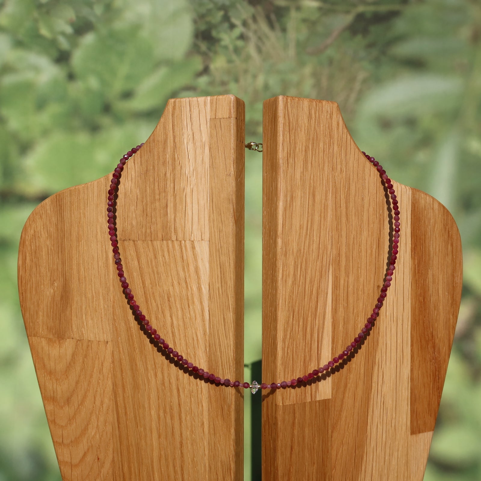 Turmalin rosa mit Herkimer Quarz Edelsteinkette - Kreativität und Spiritualität - Nr. 27 auf Holzstativen