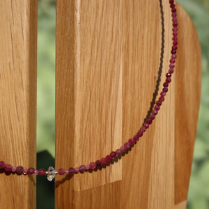Turmalin rosa mit Herkimer Quarz Edelsteinkette - Kreativität und Spiritualität - Nr. 27 auf Holzuntergrund