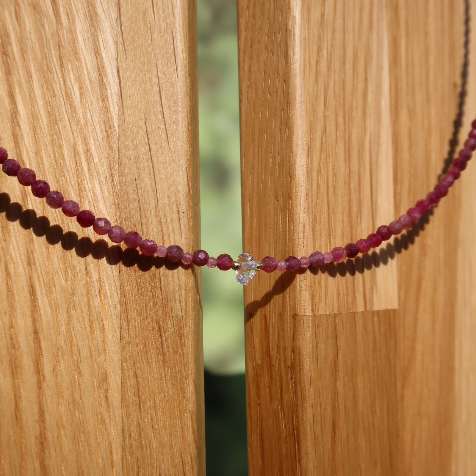 Turmalin rosa mit Herkimer Quarz Edelsteinkette - Kreativität und Spiritualität - Nr. 27 auf Holzstativen