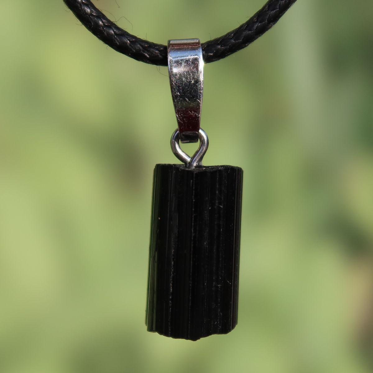 Turmalin Schörl - Turmalin schwarz Anhänger 19mm - Schutz und Abgrenzung - Nr. 43 auf schwarzem Halsband