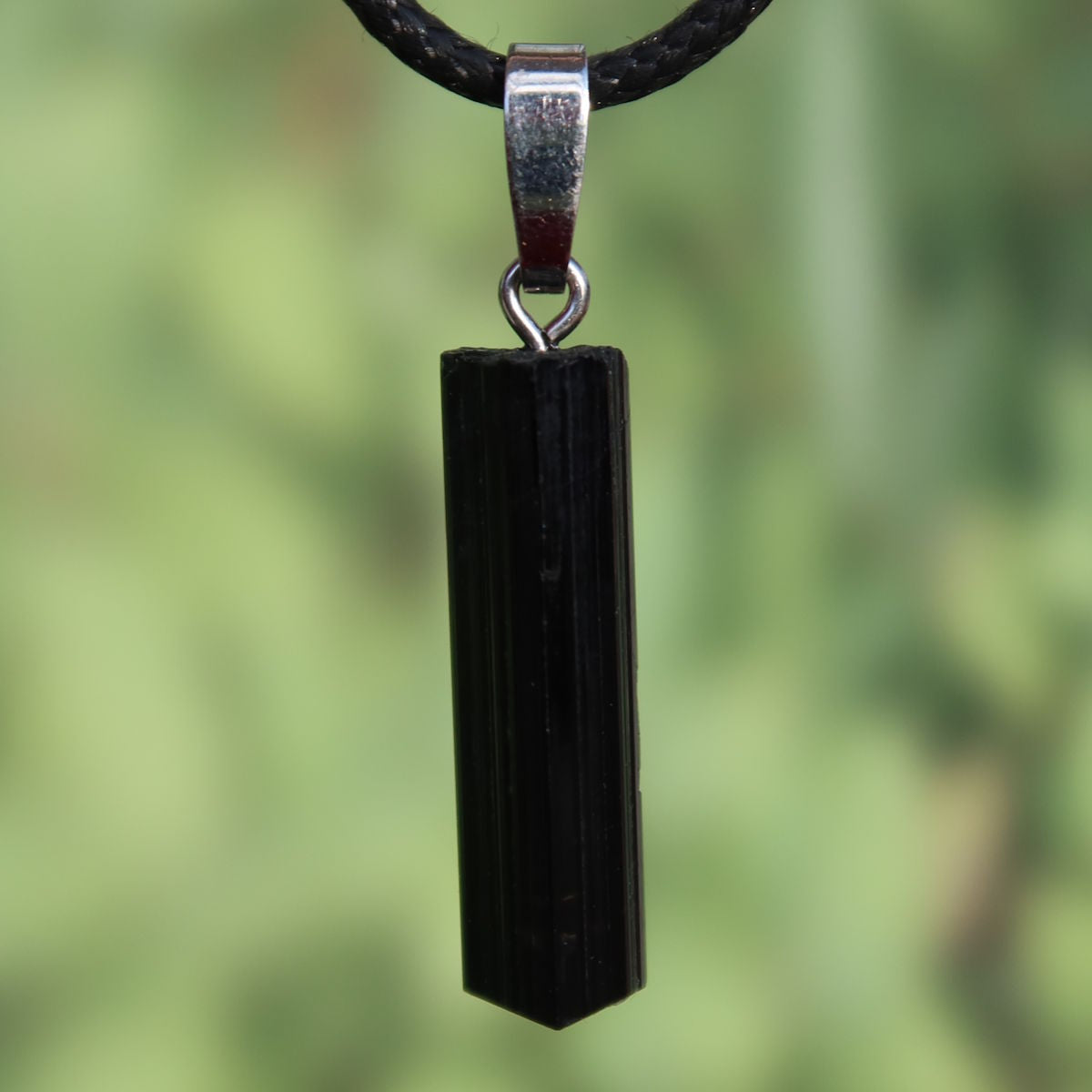 Turmalin Schörl - Turmalin schwarz Anhänger 30mm - Schutz und Abgrenzung - Nr. 37 auf einem schwarzen Halsband.