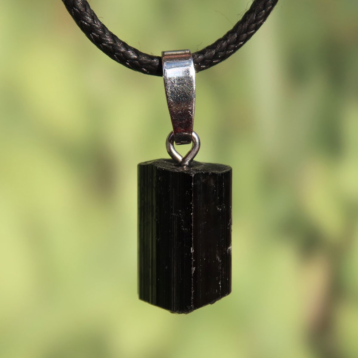 Turmalin Schörl - Turmalin schwarz Anhänger 17mm - Schutz und Abgrenzung - Nr. 10 an einer Kette