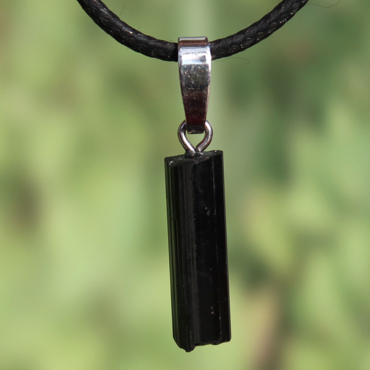 Turmalin Schörl - Turmalin schwarz Anhänger 23mm - Schutz und Abgrenzung - Nr. 28 an einer schwarzen Kette.