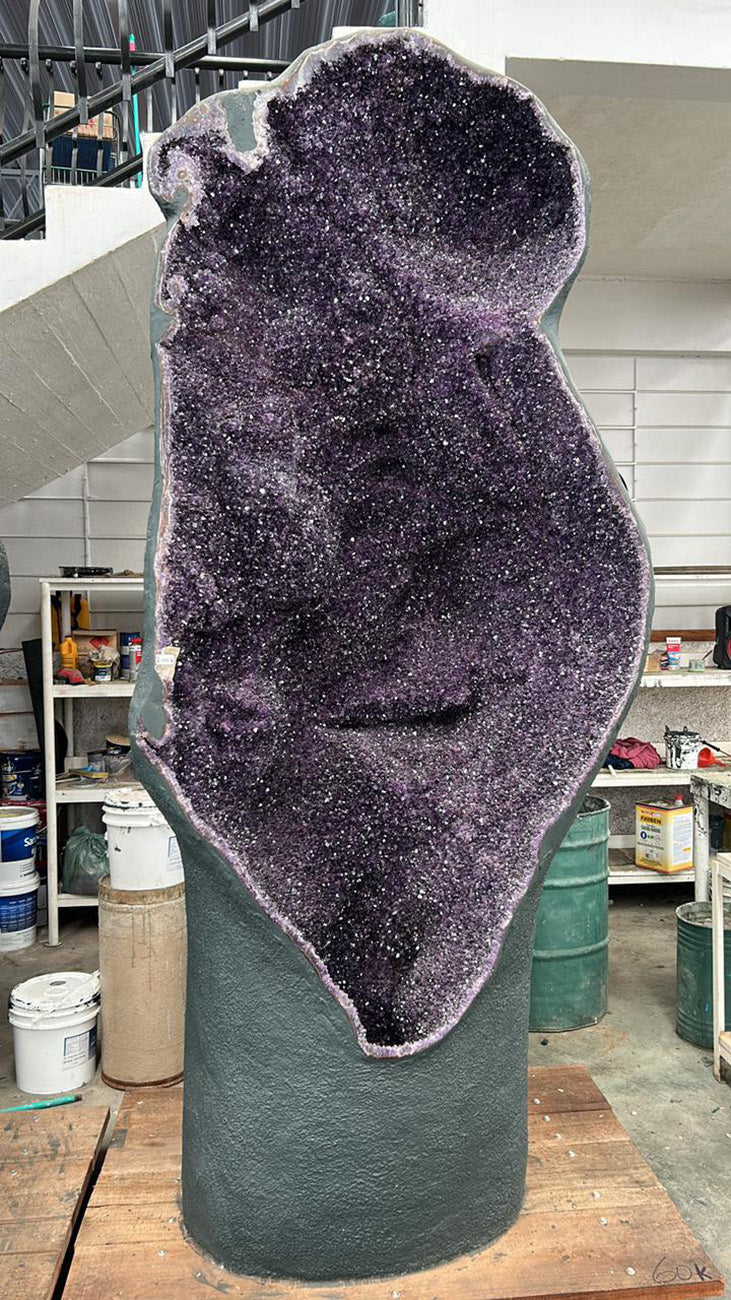 Uruguay Amethyst Druse in sehr intensiver dunkler Farbe, AA-Qualität, beeindruckende Kristallstruktur.