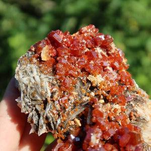 Vanadinit auf Baryt - Natürliche Kristallstufe aus Marokko 9x6x4,5cm - 0,36kg Nr.67 in leuchtendem Rot-Orange